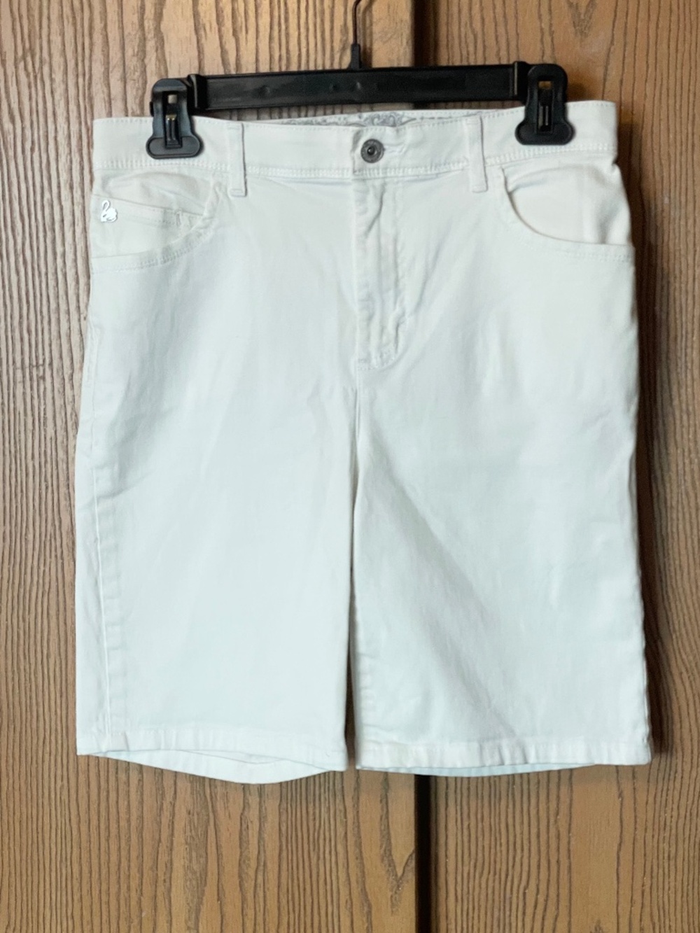 GLORIA VANDERBILT MISSY SIZE 6 WHITE STRETCH DENIM BERMUDA SHORTS NWOT
